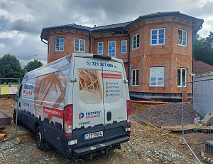 Zateplení stropu patrového domu pomocí foukané izolace